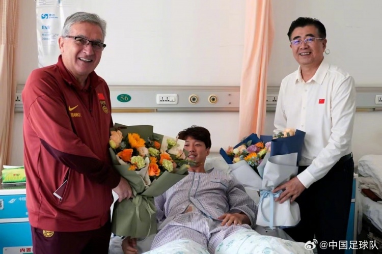 今天，足协主席宋凯和国足主教练伊万科维奇一行到医院探望高准翼